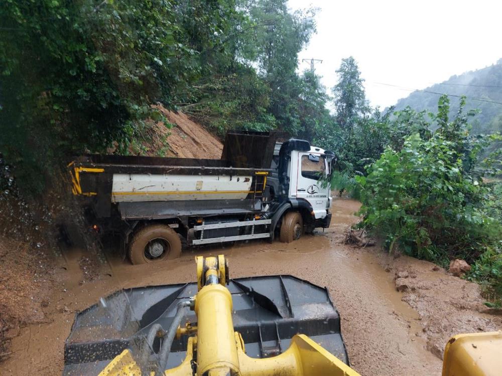 Rizede Yağan Yoğun Yağmur Köy Yollarını Ulaşıma Kapattı
