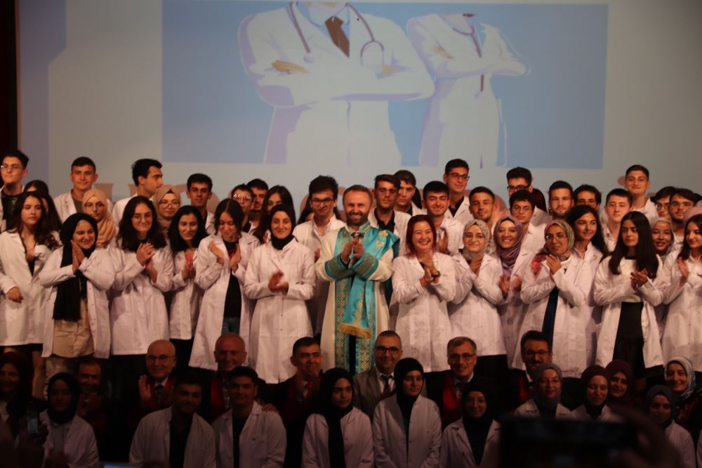 RTEÜ Tıp Fakültesi Birinci Sınıf Öğrencileri Beyaz Önlüğü Giyerek İlk Adımı Attı