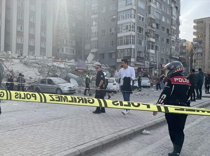 Şanlıurfa'da Ağır Hasarlı 6 Katlı Bir Bina Çöktü