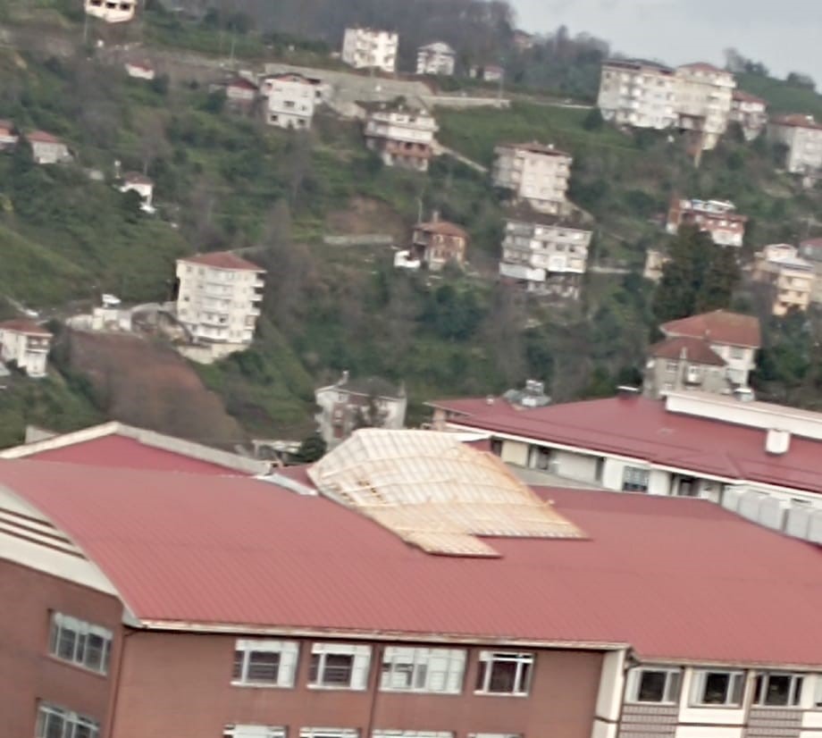 Rize'de Sabah Saatlerinde kuvvetli rüzgar nedeniyle bazı ev ve iş yerlerinin çatısı uçtu