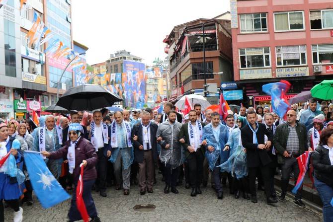 AK Parti Rize’de Sevgi Yürüyüşü Düzenledi