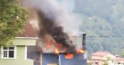 Rize’nin Güneysu ilçesinde bir özel çay fabrikasında çıkan yangın, ekiplerin 1 saatlik çalışmasıyla söndürdü