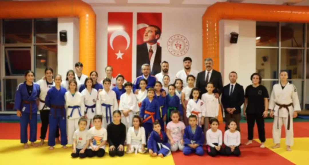 Rize Valisi  İhsan Selim Baydaş Gençlik Merkezi Çok Amaçlı Spor Salonu’nu Ziyaret Ederek Judo Antremanına Katıldı