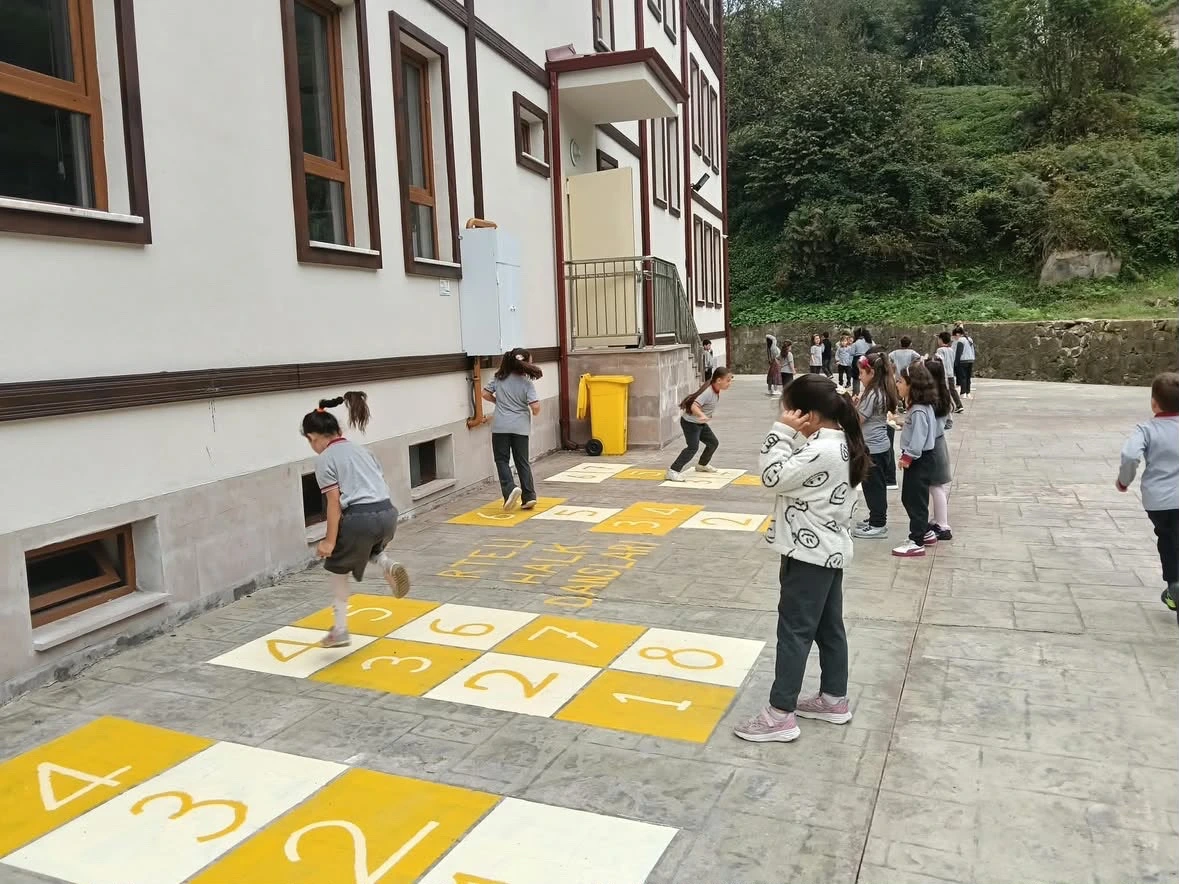 RTEÜ’lü öğrencilerden Derepazarı’nda çocuklara renkli dokunuş