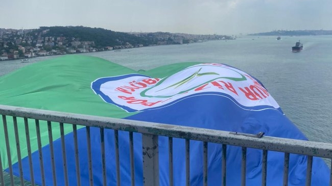 İstanbul Boğazında mavi-Yeşil Bayrak dalgalanıyor